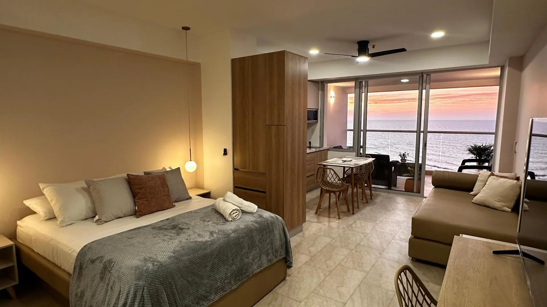 Panoramic Oceanview Loft Near Beach & Airport Cartagena