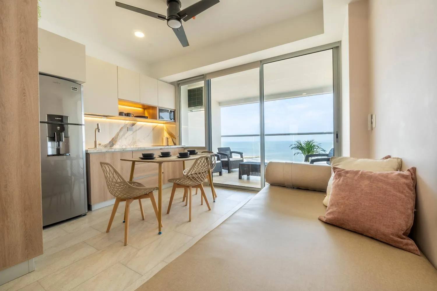 Panoramic Oceanview Loft Near Beach & Airport Cartagena
