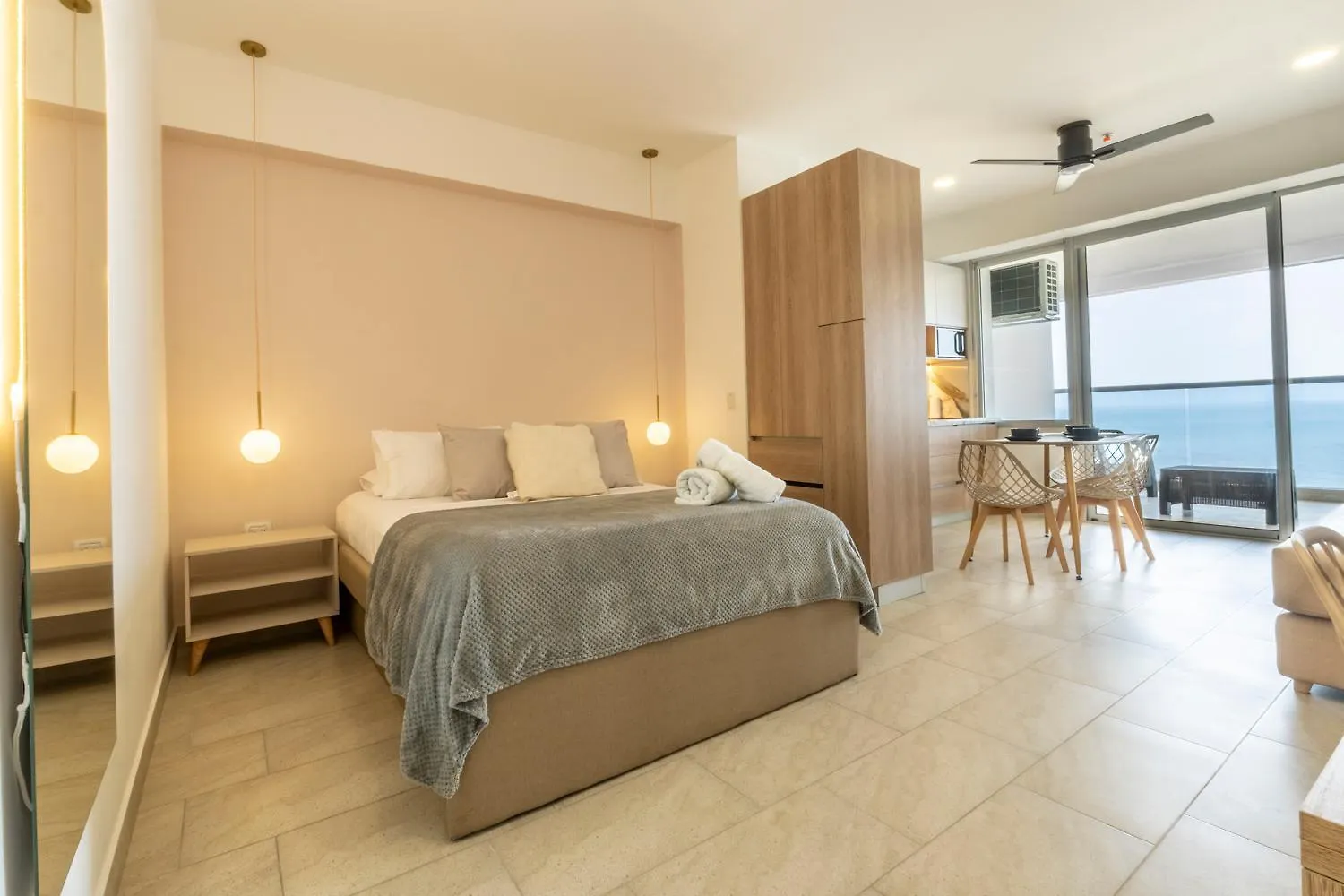 Panoramic Oceanview Loft Near Beach & Airport Cartagena Apartmán